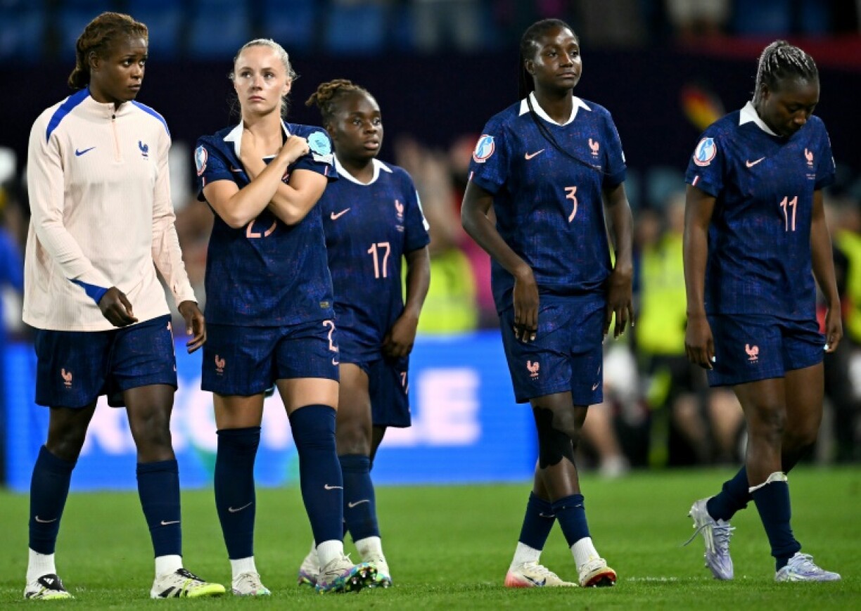 L'équipe de France après son élimination aux tirs au but contre l'Allemagne en quarts de finale de l'Euro-2025 à Bâle (Suisse) le 19 juillet 2025