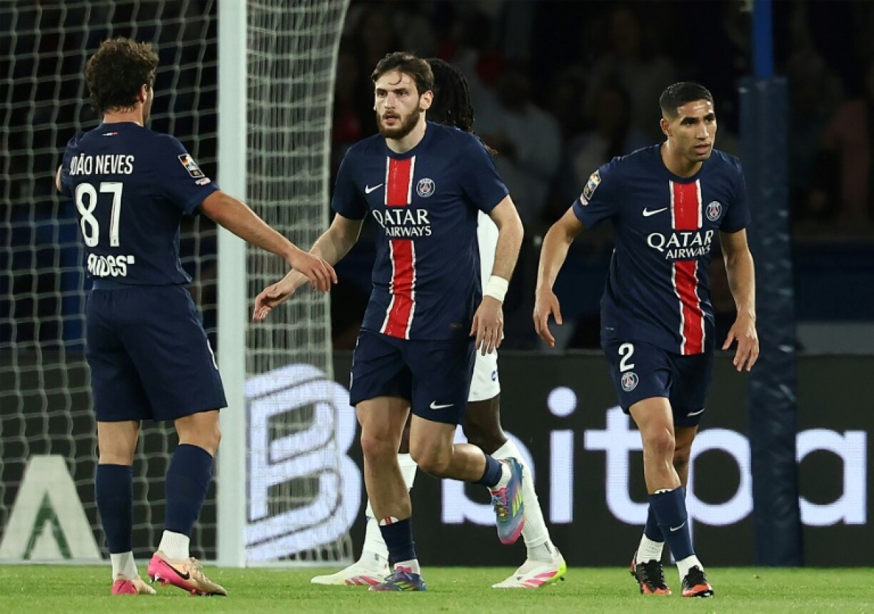 Khvicha Kvaratskhelia (C) and teammates in action for Paris Saint-Germain on Saturday