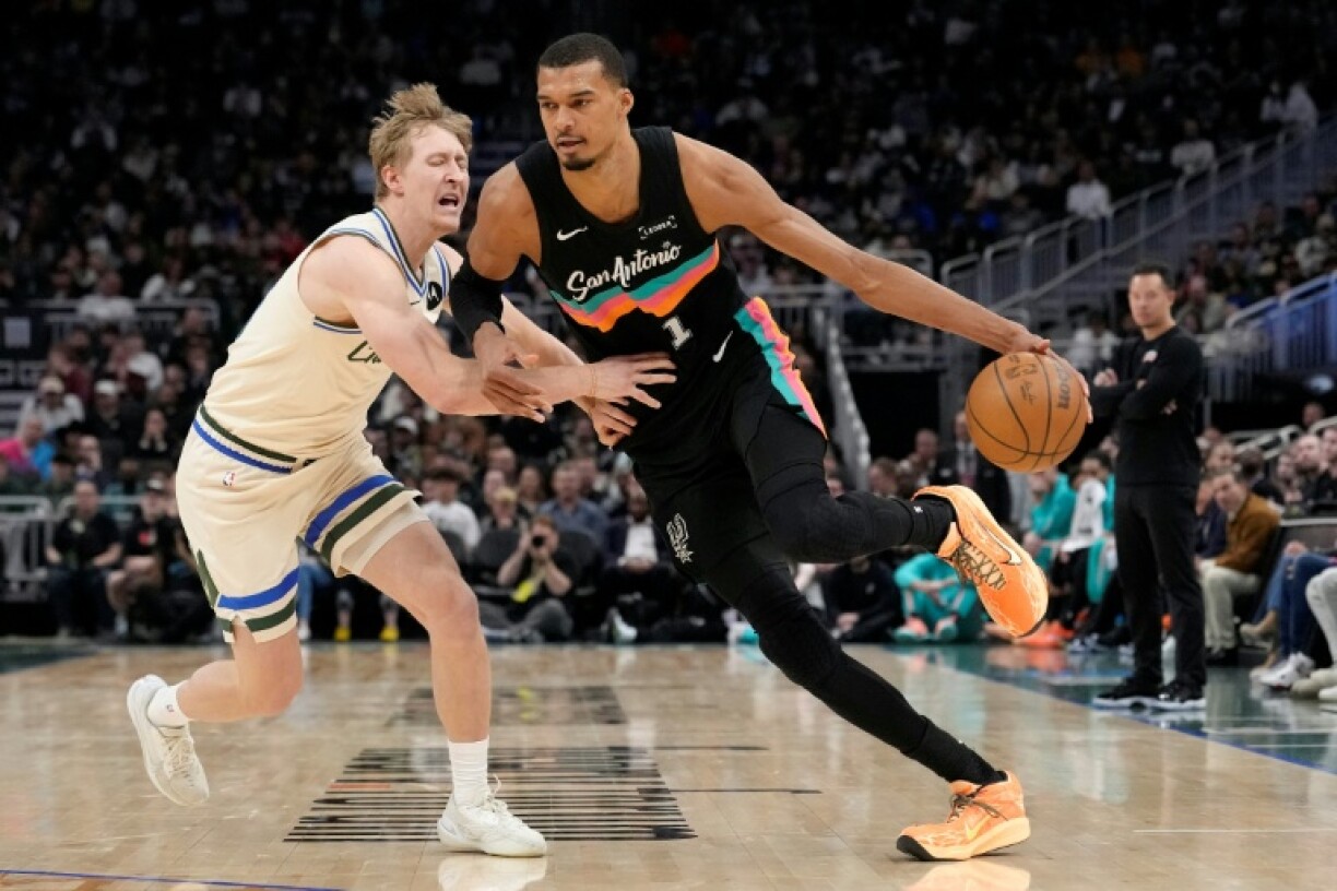 Victor Wembanyama (d) face à A.J. Green lors du match NBA des San Antonio Spurs contre les Milwaukee Bucks, le 28 mars 2026 à Milwaukee