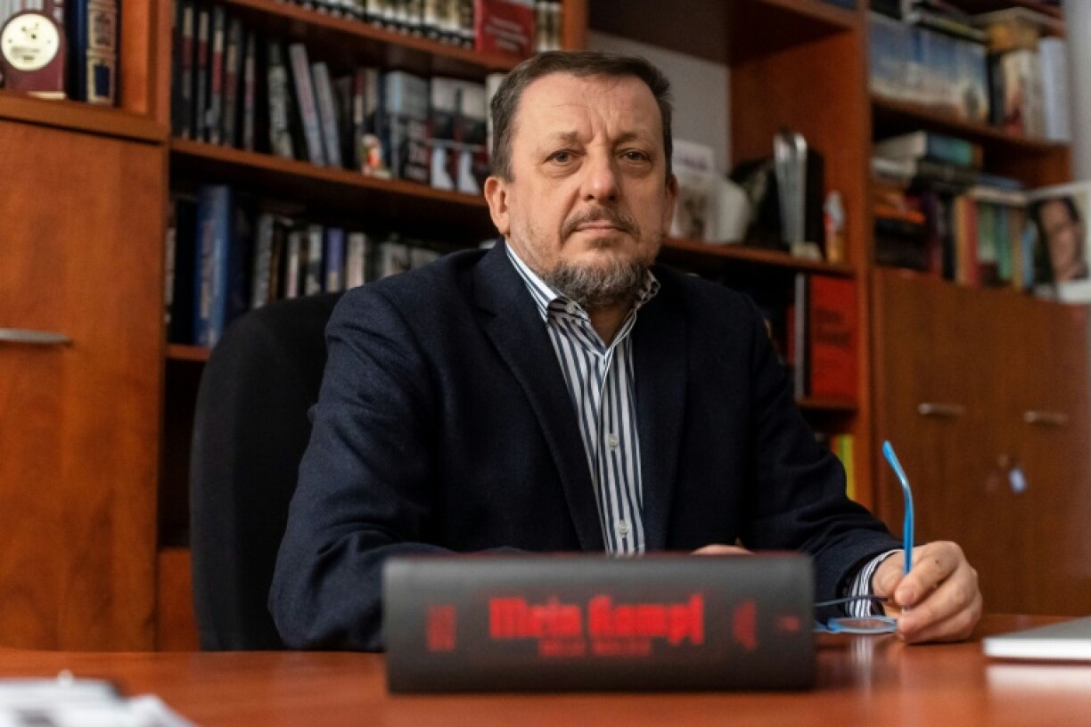 Zbigniew Czerwinski, directeur de la maison d'édition Bellona, pose avec un exemplaire de l'édition critique polonaise de