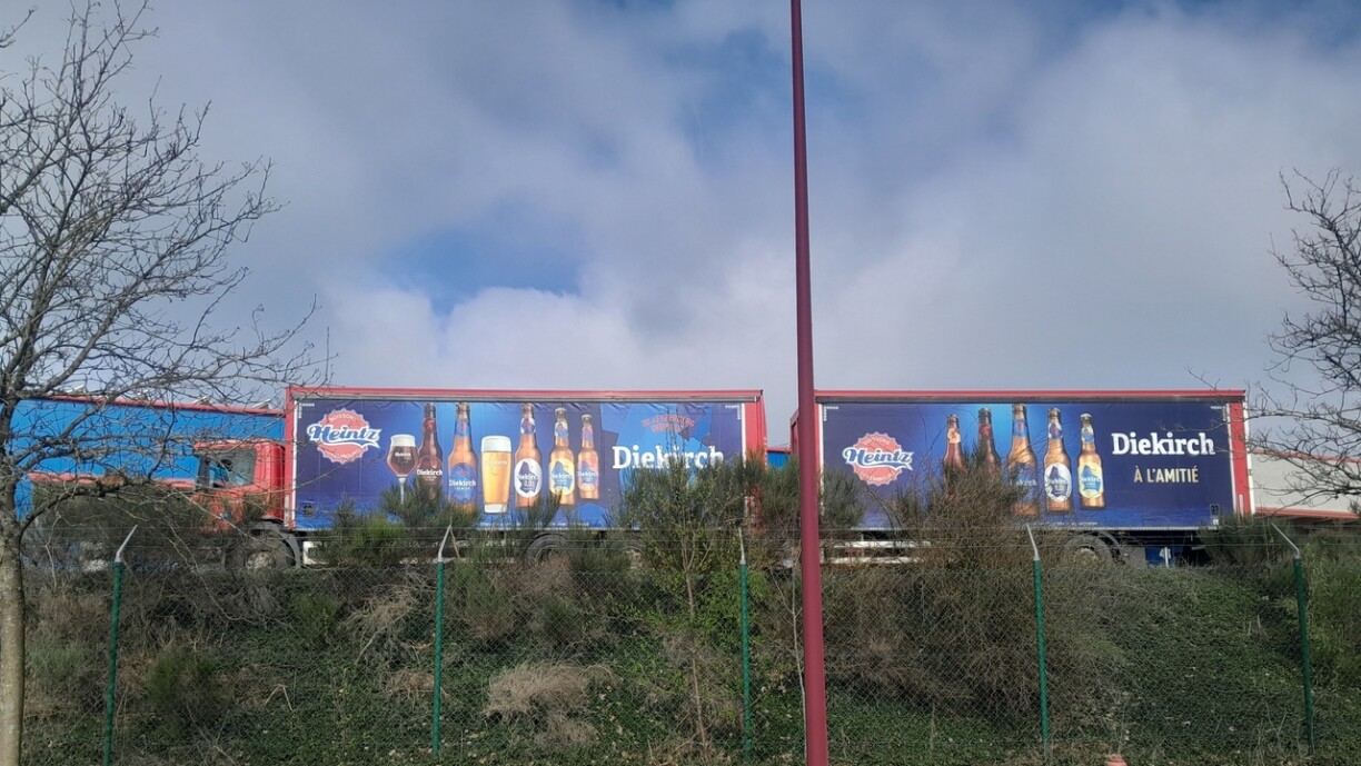 Actuellement des publicités pour des produits Diekirch figurent encore sur les camions de Heintz, comme ici sur le site de Hosingen.