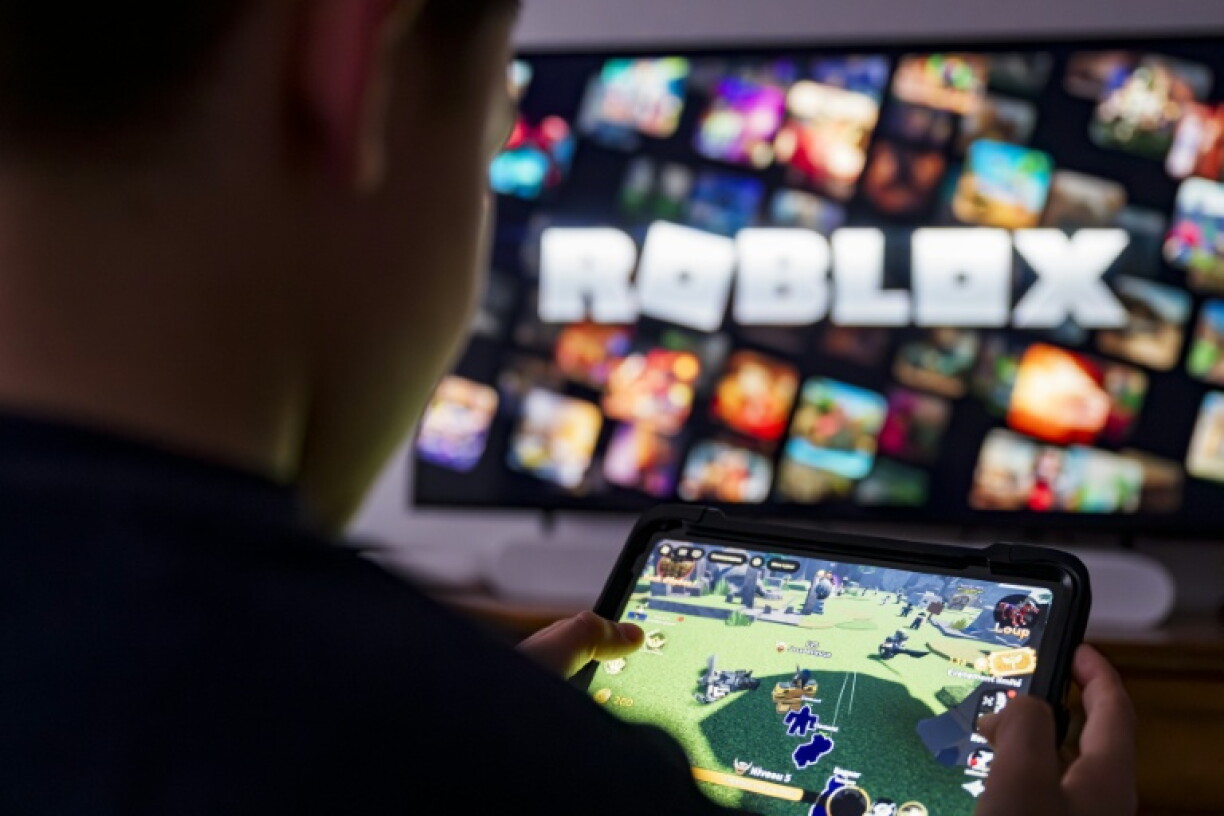 Longtemps catalogué comme une expérience simpliste réservée aux enfants, "Roblox" est devenu en deux décennies l'un des plus gros jeux vidéo au monde, réunissant chaque jour près de 150 millions de joueurs