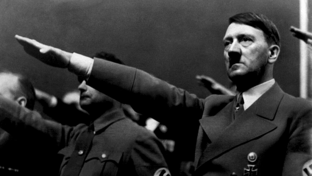 Adolf Hitler, alors chancelier, en train de réaliser un salut fasciste en 1939.