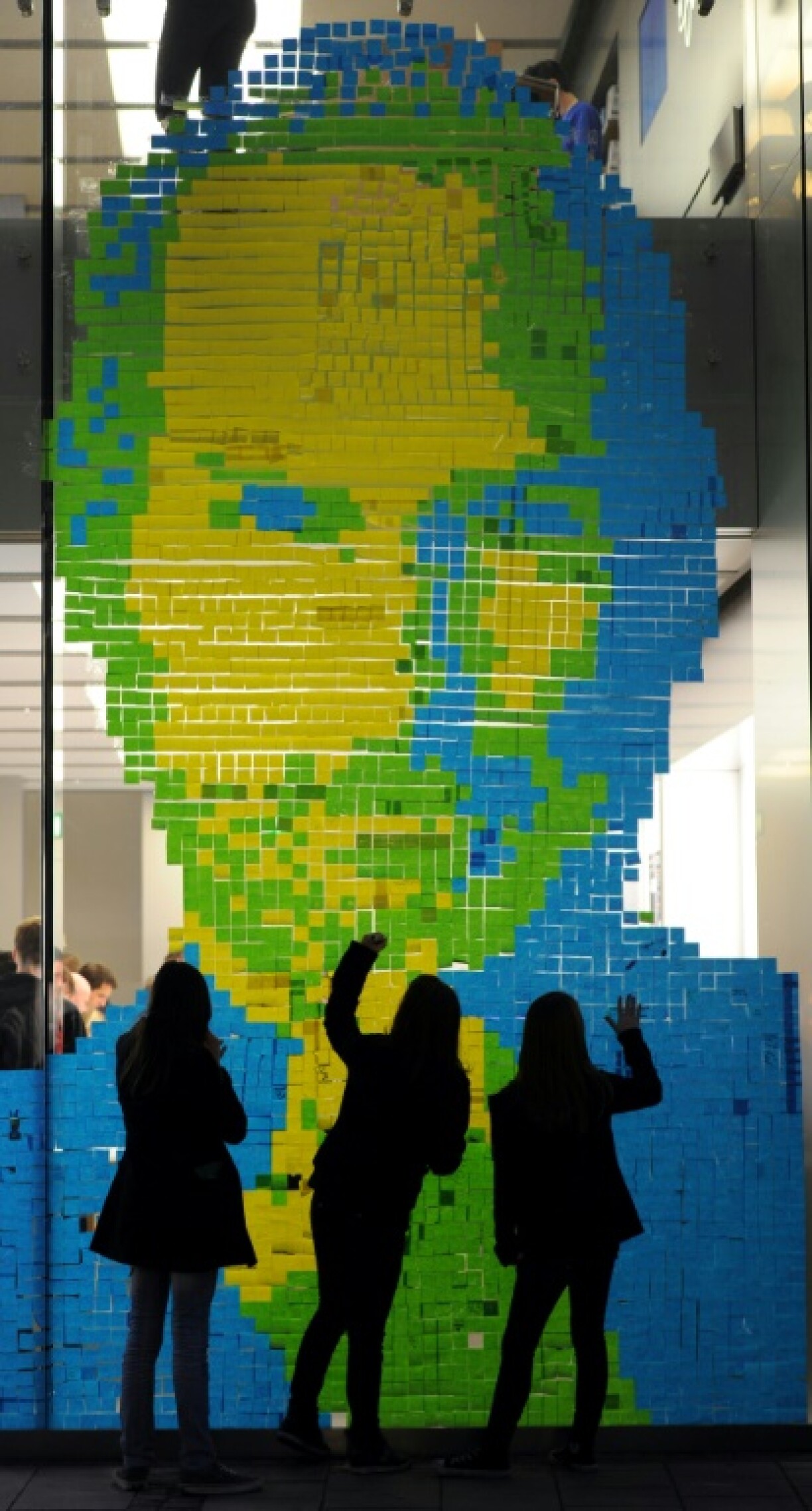 Le visage de Steve Jobs reconstitué avec des notes adhésives sur la fenêtre d'un Apple Store à Munich en octobre 2011, après sa mort