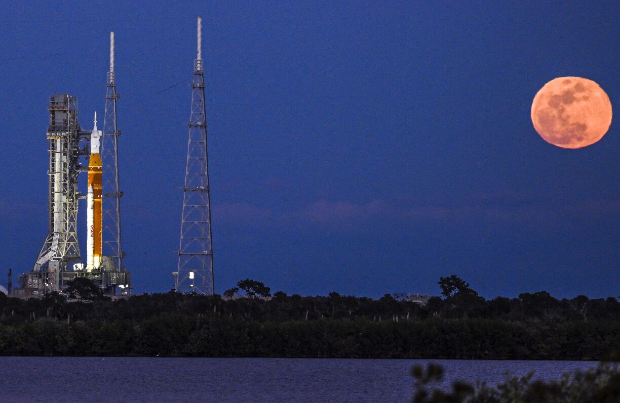 La fusée Space Launch System (SLS) et le vaisseau spatial Orion, intégrés pour la mission Artemis II, sont visibles sur le pas de tir 39B du Centre spatial Kennedy à Cap Canaveral, en Floride.