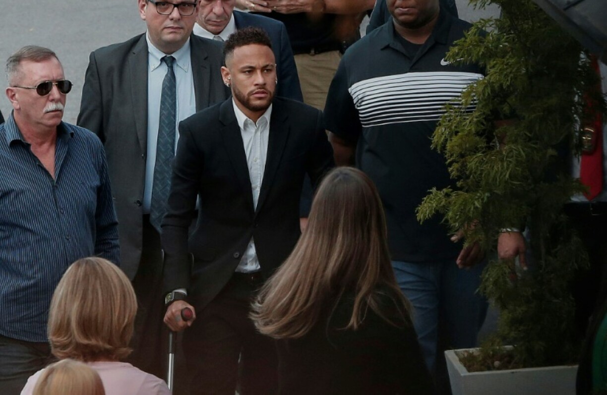 Neymar arrive au commissariat de Sao Paulo en béquilles.