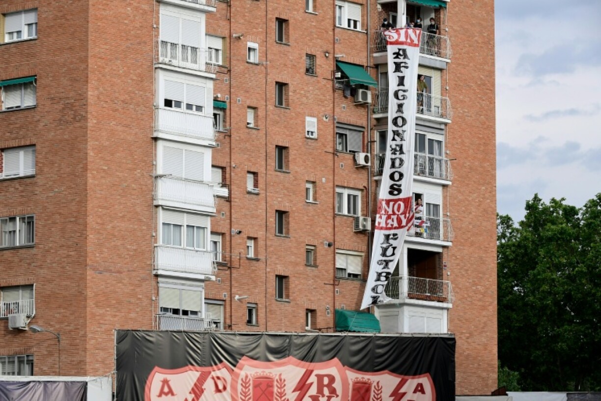 Devant le stade de Vallecas à Madrid, quelques personnes ont déployé une banderole sur la façade sur laquelle on pouvait lire