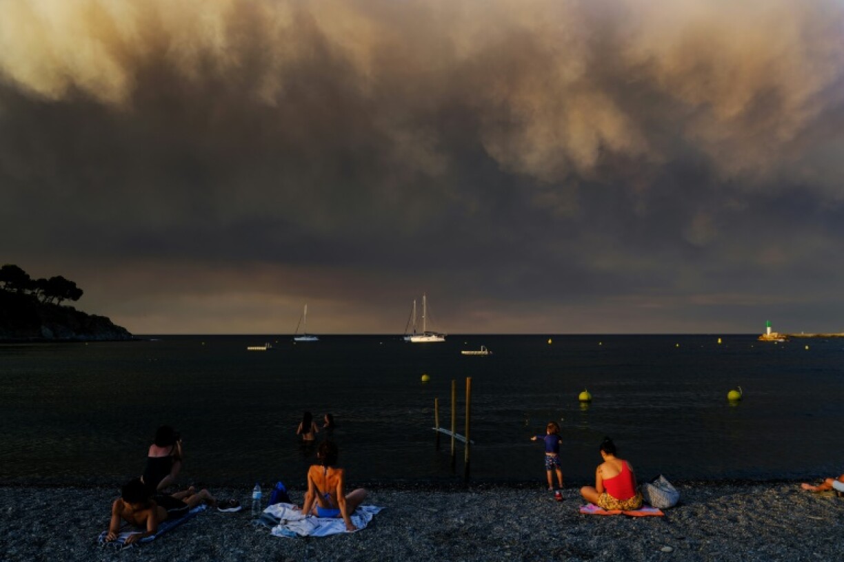 Smoke clouds from the wildfire in Aude seen from the beach at Banyuls-sur-Mer