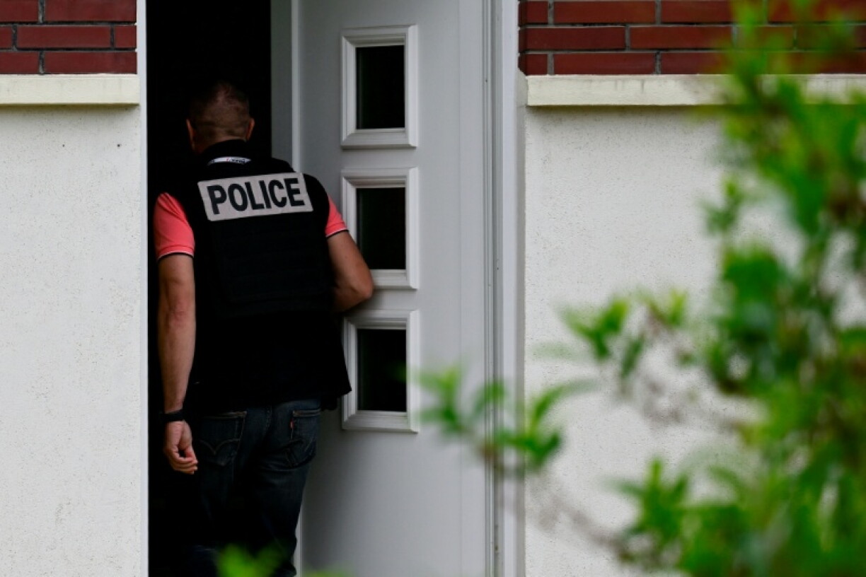 Un policier entre dans la maison où un père de famille s'est suicidé après avoir tiré sur ses deux enfants à Blénod-lès-Pont-à-Mousson, le 11 mai 2026