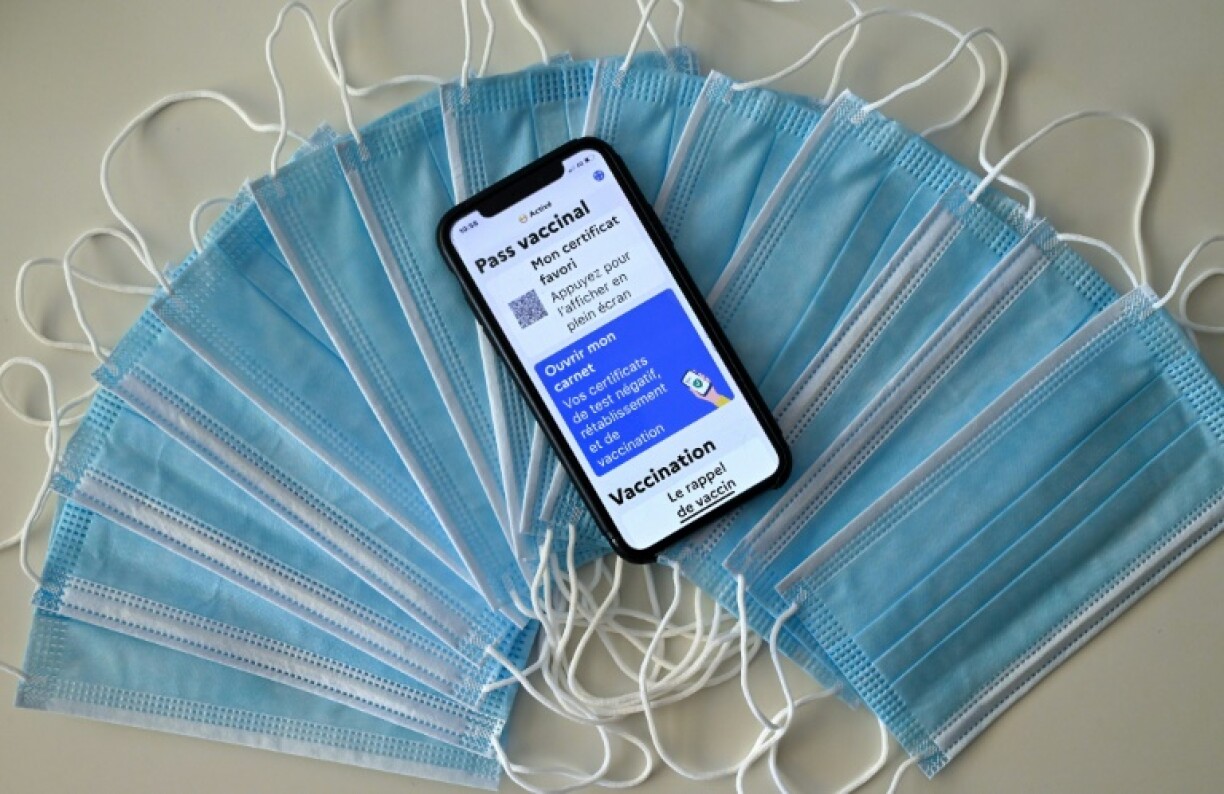 Masques et pass sanitaire sur un téléphone, le 27 janvier 2022 à Montpellier