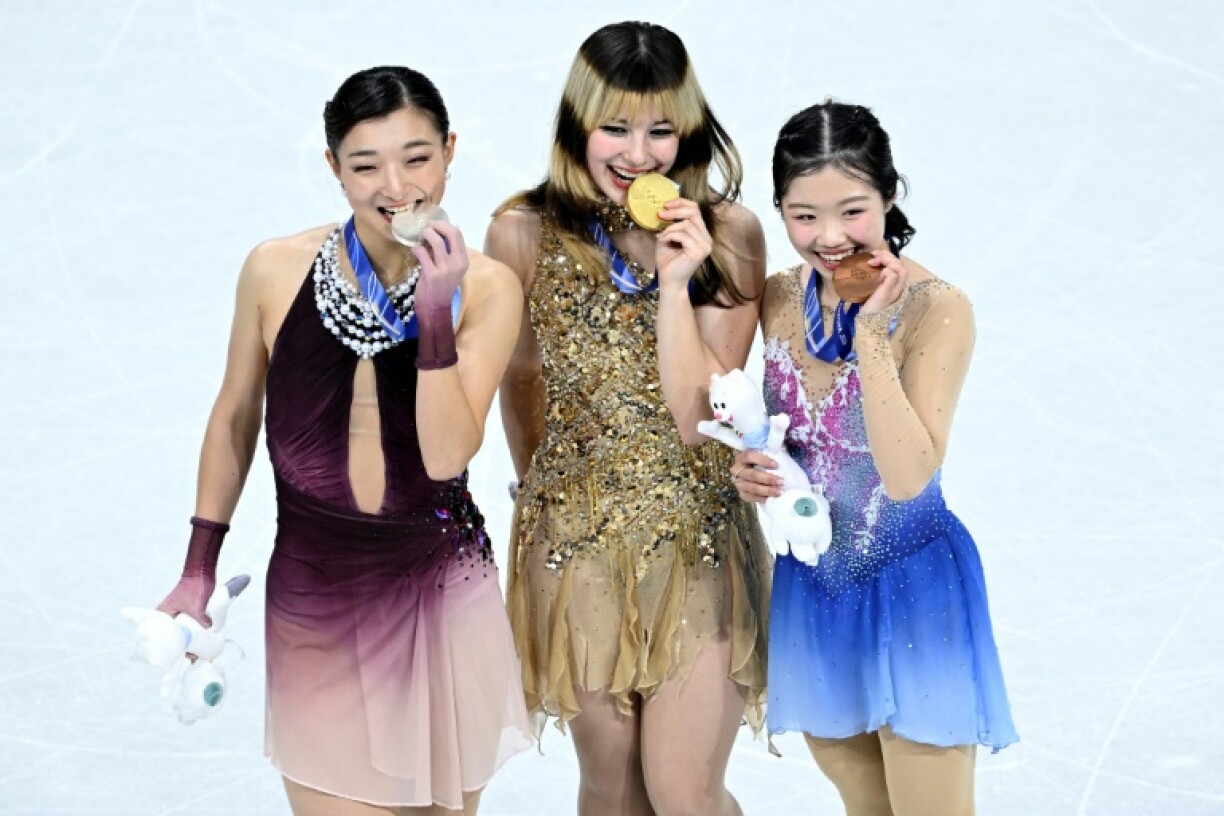 La championne olympique, l'Américaine Alysa Liu, entourée des Japonaises Kaori Sakamoto (g) et Ami Nakai, le 19 février 2026 à Milan