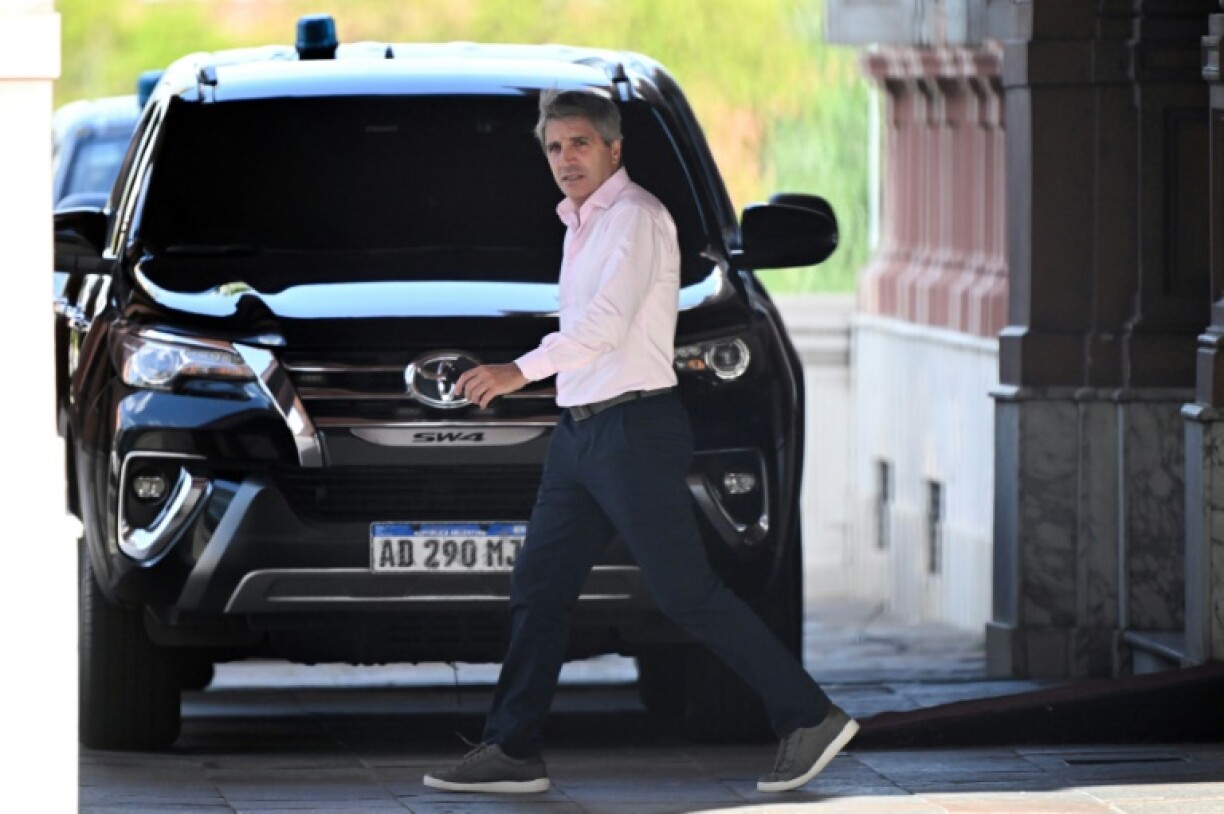 Economy Minister Luis Caputo blames 'the opposition' for an 'attempt to destabilize the government'