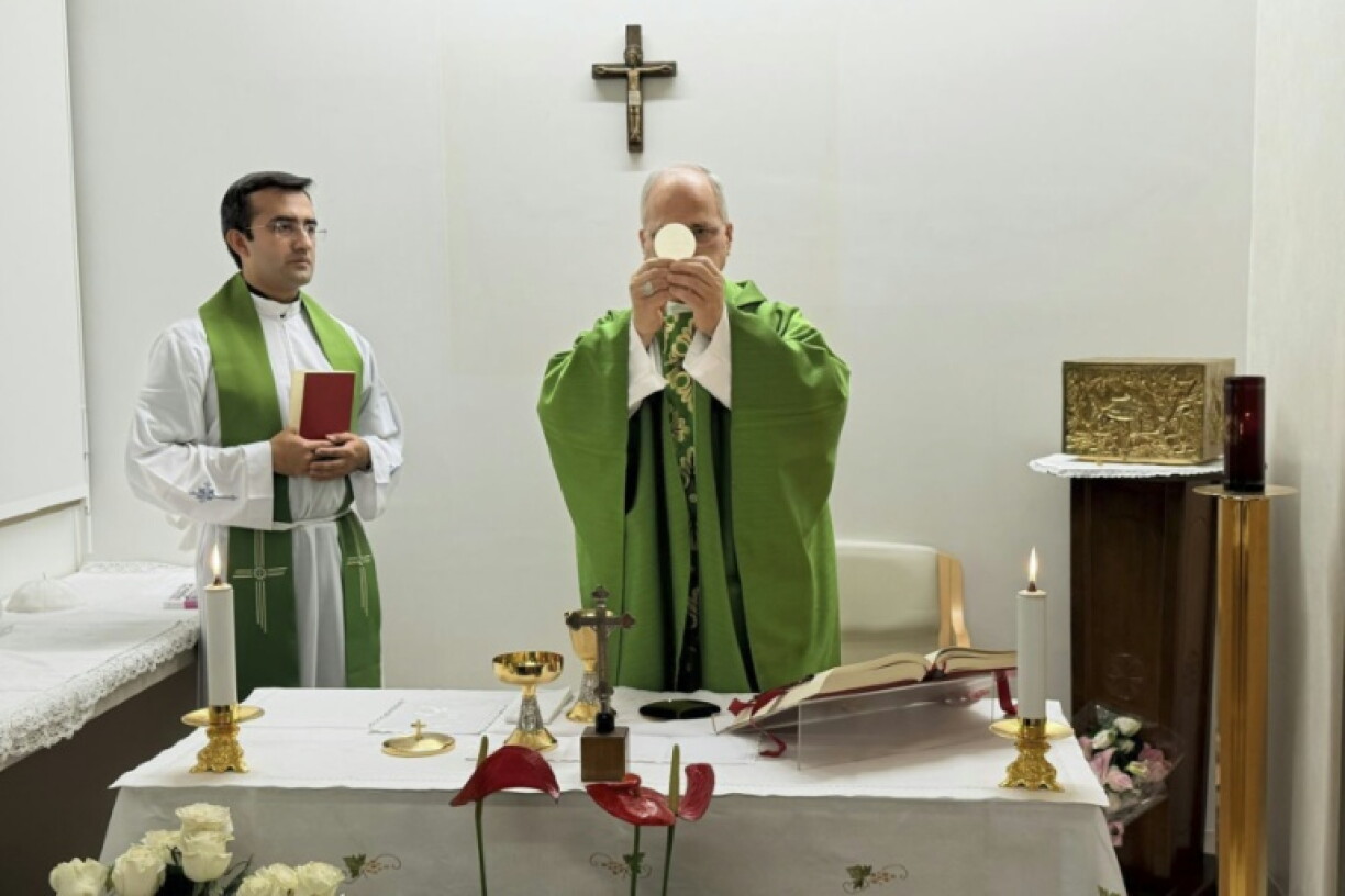 Photo prise et diffusée le 16 octobre 2026 par Vatican Media montrant le pape Léon XIV célébrant une messe à l'hôpital Gemelli à Rome, où il est en convalescence après une intervention chirurgicale pour retirer une tumeur cancéreuse au poumon