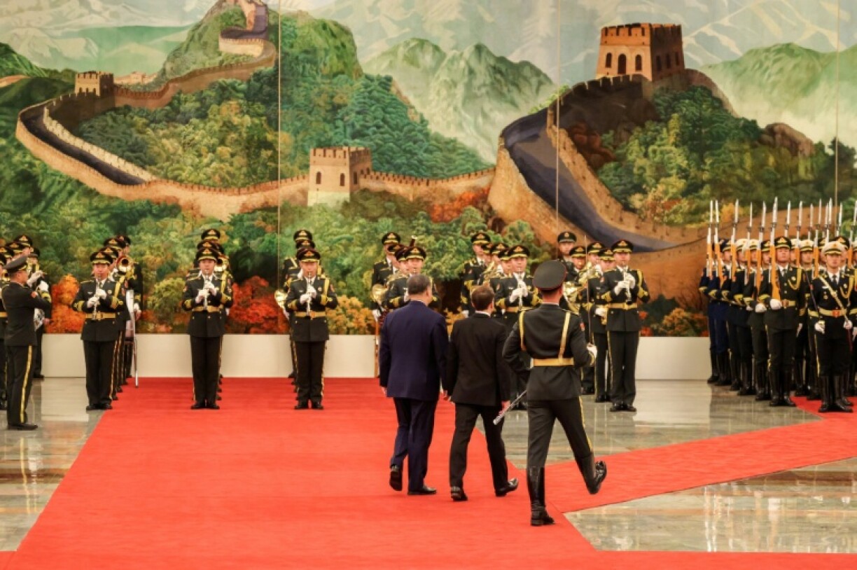 Le président chinois Xi Jinping et le président français Emmanuel Macron au Palais du Peuple à Pékin, le 4 décembre 2025