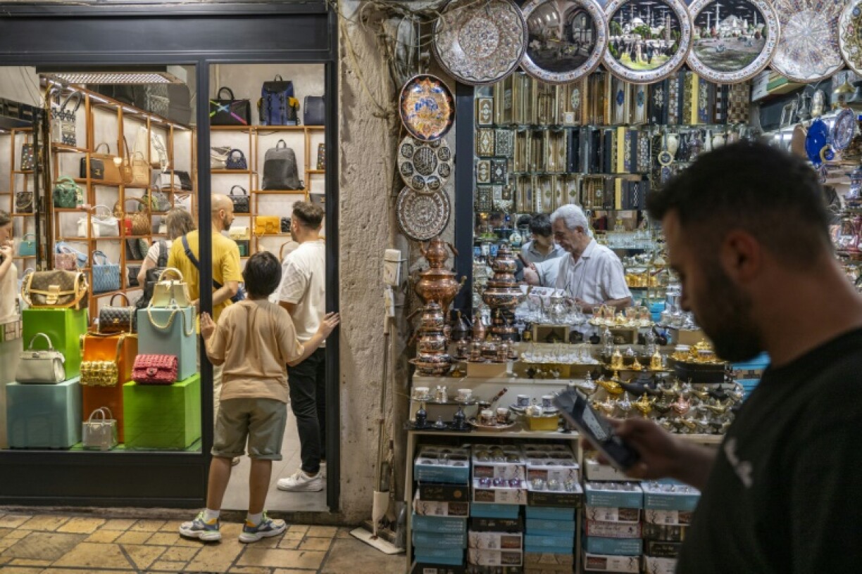 Une boutique exposant des articles censés provenir de marques de luxe au Grand Bazar historique d'Istanbul, le 9 juillet 2024