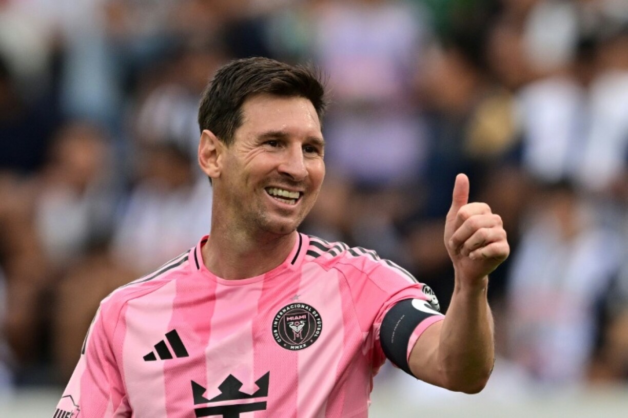 La star du football Lionel Messi fait un signe de la main, le 24 janvier 2026 à Lima