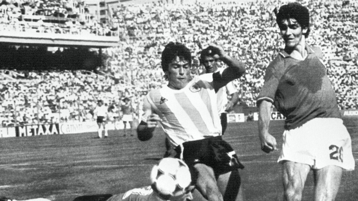 Paolo Rossi, à droite, lors d'un duel avec le gardien brésilien au Mondial 82.