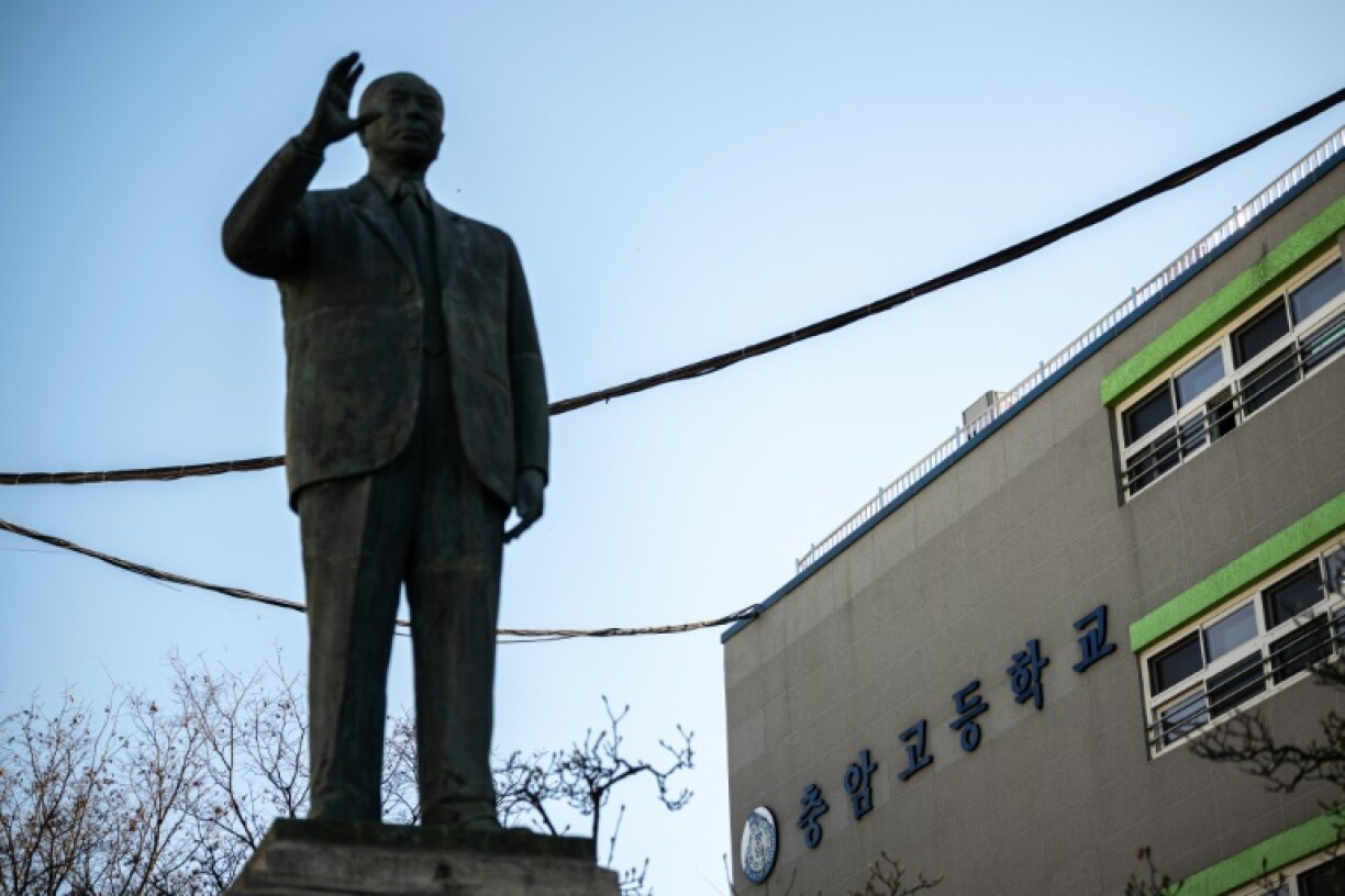 Choongam High School came under the spotlight as it emerged that key figures in the martial law bid were alumni here