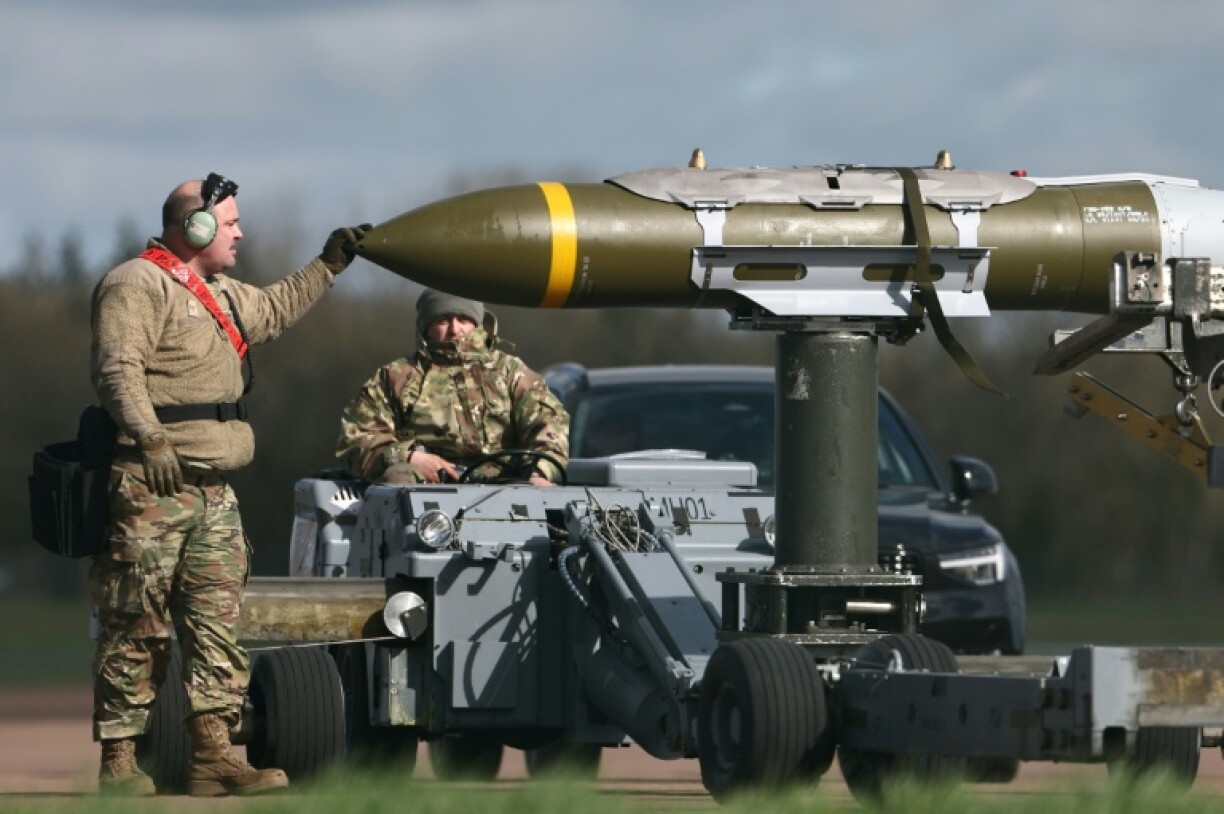 Des militaires américains déchargent des munitions d'un bombardier B-1 Lancer sur la base de Fairford, au Royaume-Uni, le 15 mars 2026