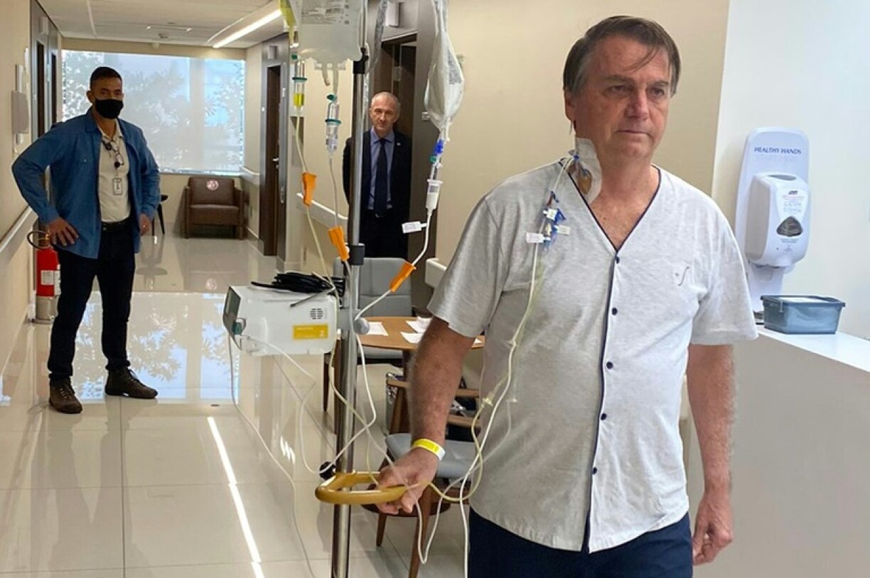Photo diffusée sur le compte Twitter du président brésilien Jair Bolsonaro le montrant dans les couloirs de l'hôpital Vila Nova Star, le 16 juillet 2021 à Sao Paulo