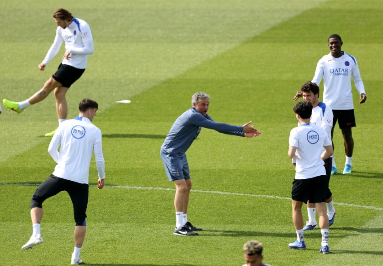 Le coach Luis Enrique dirige la séance d'entraînement de veille de match contre le Bayern, au Campus PSG de Poissy, le 27 avril 2026