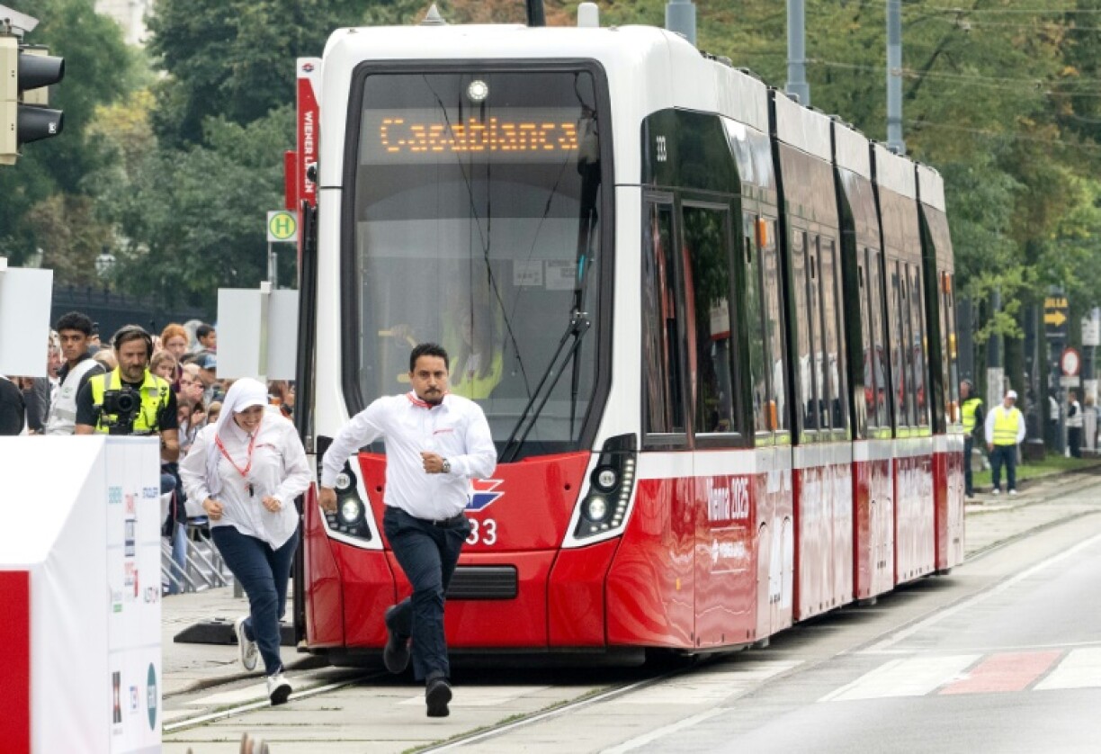 Les Marocains Mouna Bendada et Mohamed Graich participent à l'une des épreuves du championnat du monde des conducteurs de tramways, le 13 septembre 2025 à Vienne