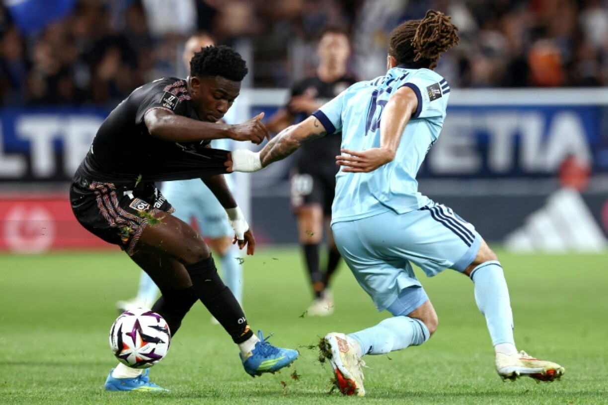 L'attaquant ghanéen de Lyon Ernest Nuamah (G) et l'avan-centre italien du Paris FC Luca Koleosho (D) lors du match nul 0-0 à l'occasion de la 4e journée de Ligue 1, le 12 septembre 2026 au stade Jean-Bouin de Paris