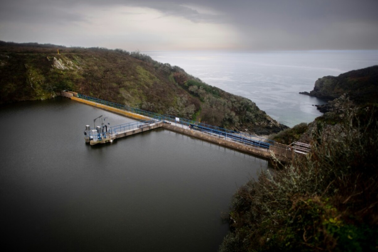 Vue aérienne du barrage de l'île de Groix, construit par des migrants portugais en 1965, le 21 février 2023 dans le Morbihan