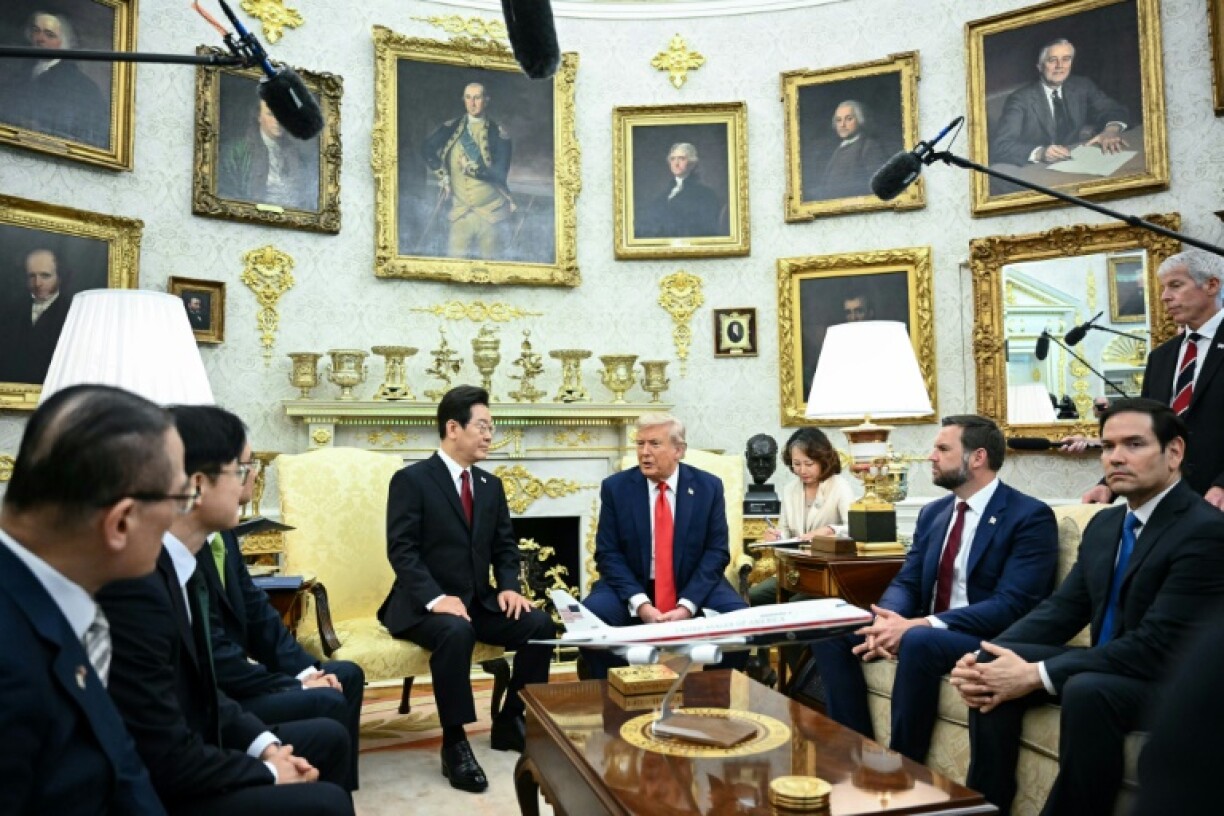 US President Donald Trump, seen here with South Korean President Lee Jae Myung, has adorned the Oval Office with gold decor