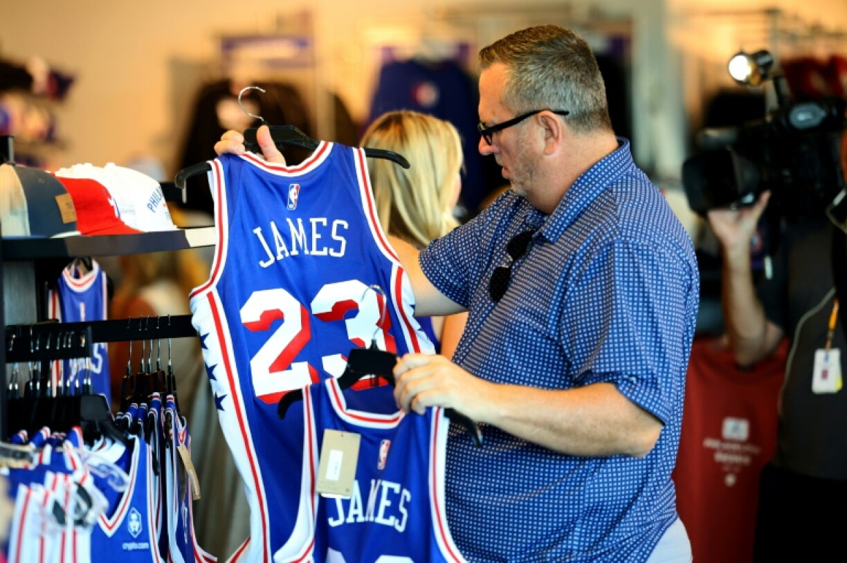 Fans buy LeBron James 76ers jerseys in Philadelphia