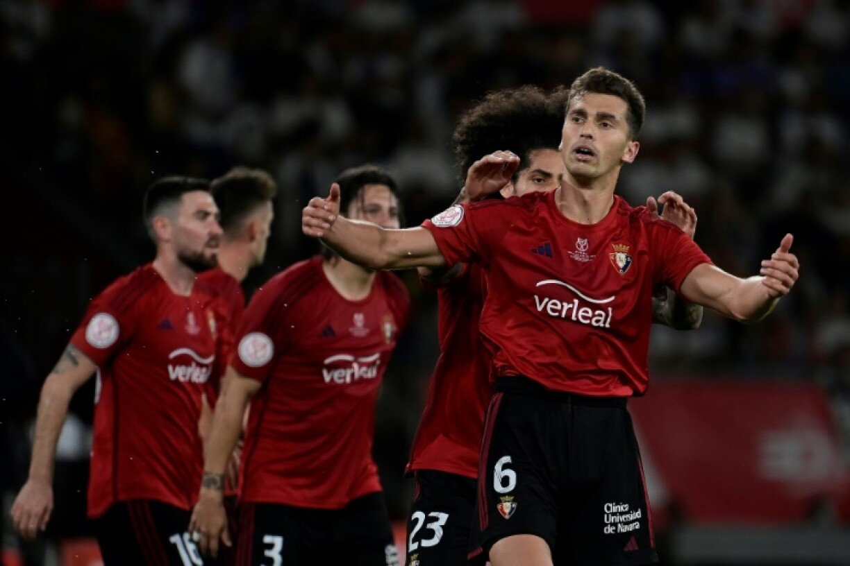 Le milieu d'Osasuna Lucas Torro (d) vient d'égaliser contre le Real, le 6 mai 2023 à Séville