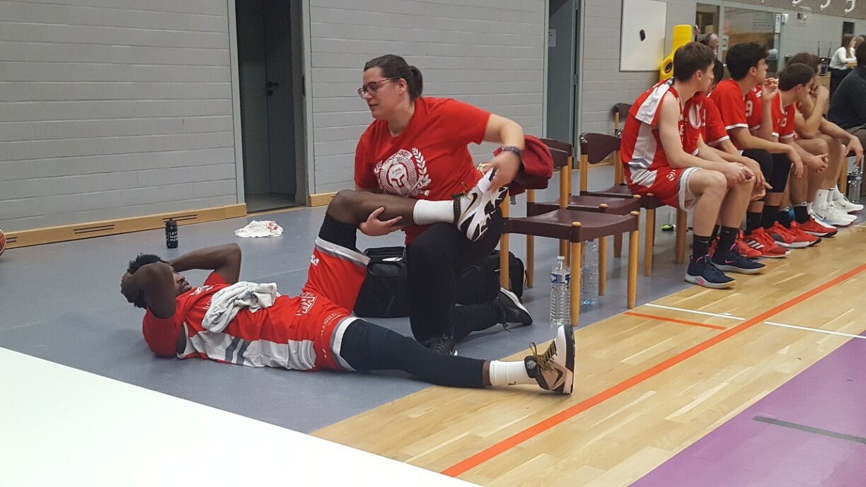 Den Jarvis Williams (Sparta) hat sech blesséiert a konnt net méi weiderspillen.