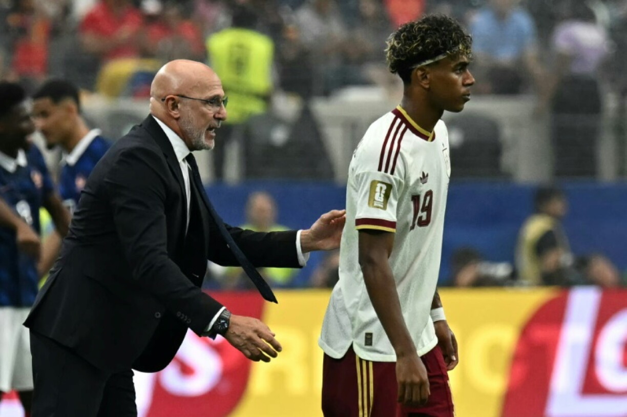 Le sélectionneur espagnol Luis de la Fuente donne des instructions à Lamine Yamal lors de la demi-finale du Mondial 2026 remportée contre la France le 14 juillet 2026 à Arlington aux Etats-Unis