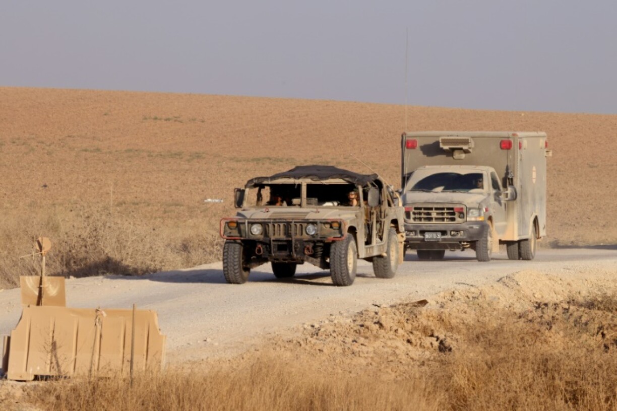 Des véhicules militaires israéliens circulent le long de la frontière sud d'Israël avec la bande de Gaza, le 13 juin 2024