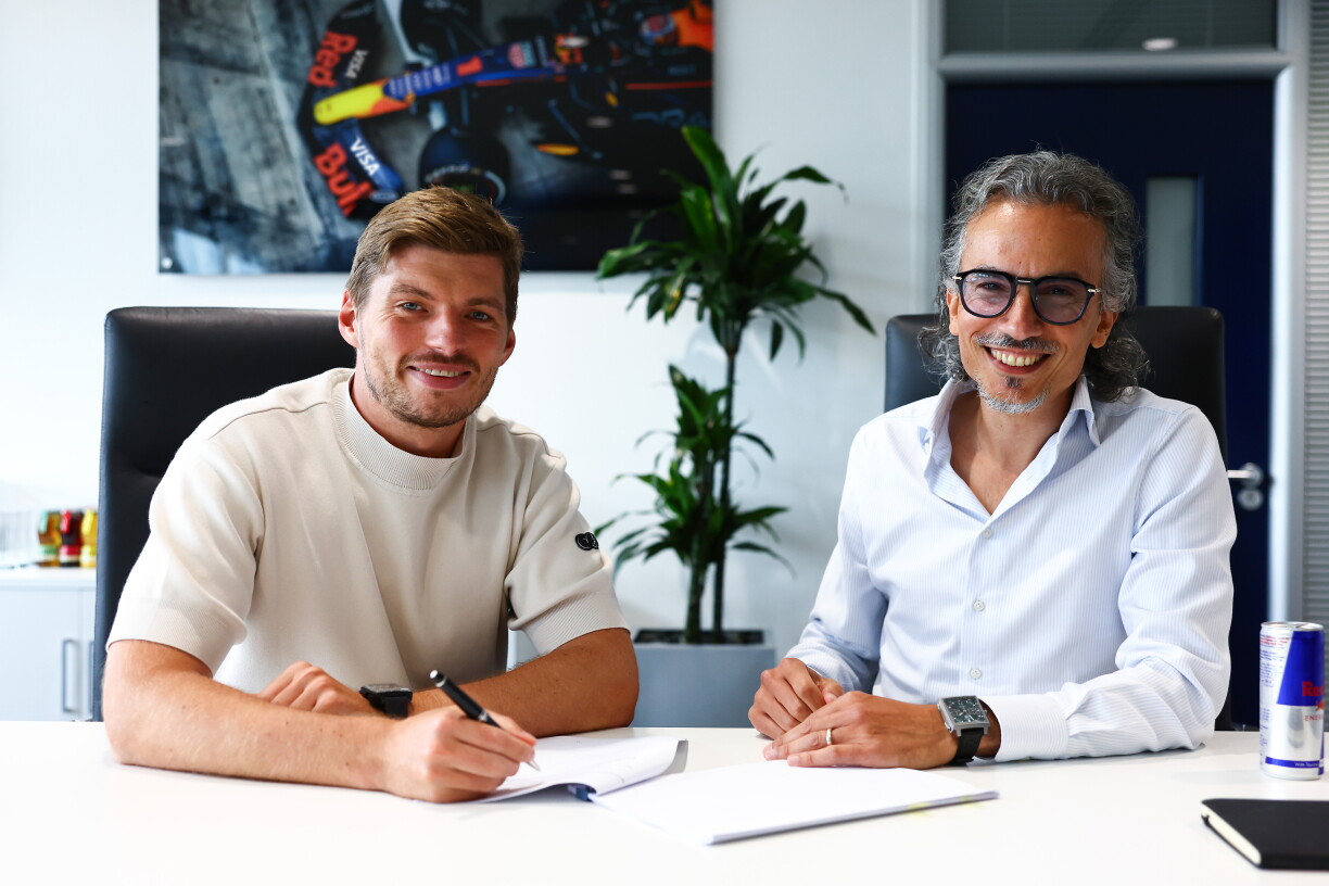 De Max Verstappen an de Laurent Mekies bei der Ënnerschrëft.