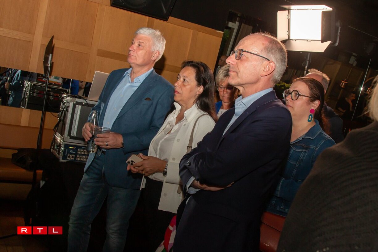 Au QG du CSV, Claude Wiseler, président de la Chambre des député, aux côtés de son épouse, la députée européenne sortante Isabel Wiseler-Lima, et de Luc Frieden, président du CSV.