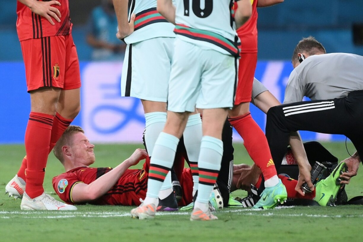 Le milieu belge Kevin De Bruyne soigné à la cheville gauche pendant le 8e de finale de l'Euro contre le Portugal le 27 juin 2021 à Séville