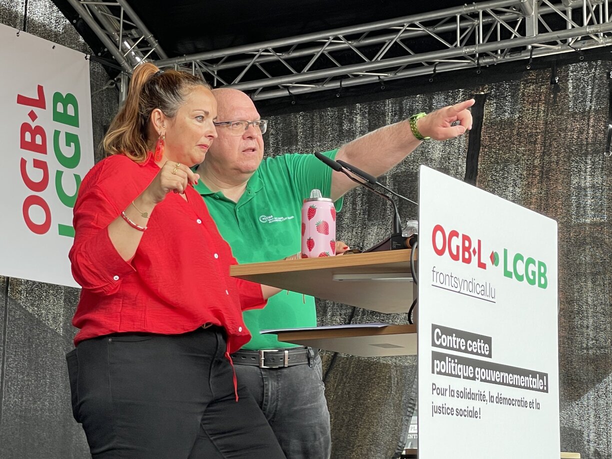 Nora Back et Patrick Dury, présidents de l'OGBL et du LCGB, lors de la manifestation des syndicats du 28 juin 2025.