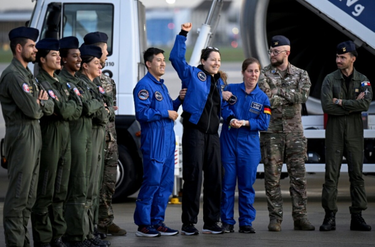 L'astronaute française Sophie Adenot (C) à son arrivée à l'aéroport de Cologne, le 10 octobre 2026