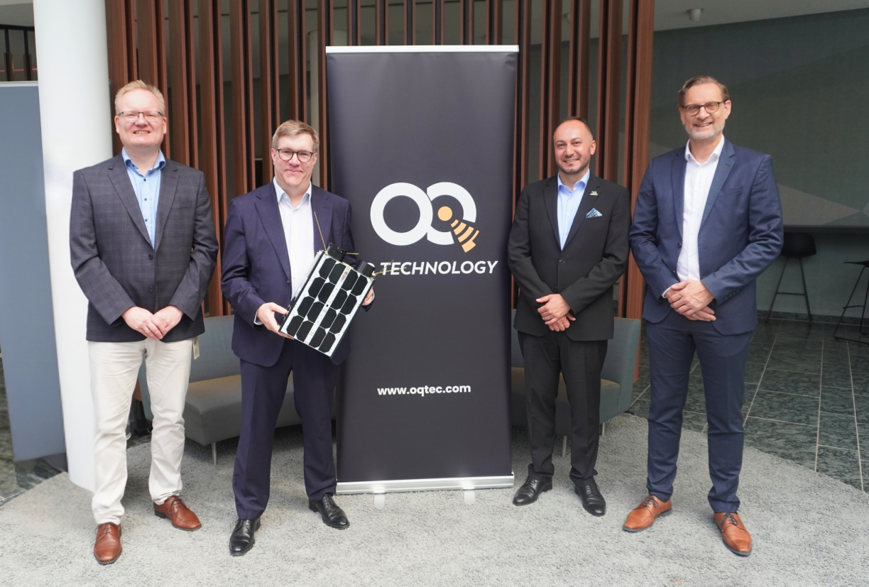 Vu lénks op riets: Helge Lüders, Senior Technology Strategy Manager bei Telefónica; Jörg Kablitz, Chief Partner & Wholesale Officer bei Telefónica; Omar Qaise, Grënner a CEO vun OQ Technology; Markus Agel, Director Carrier Management & Roaming bei Telefónica.