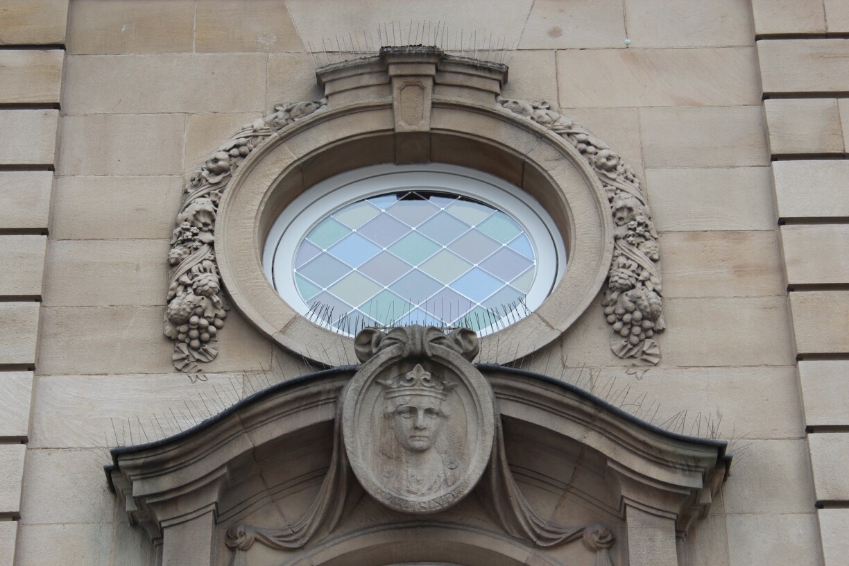 A bust of Countess Ermesinde on the central railway station.