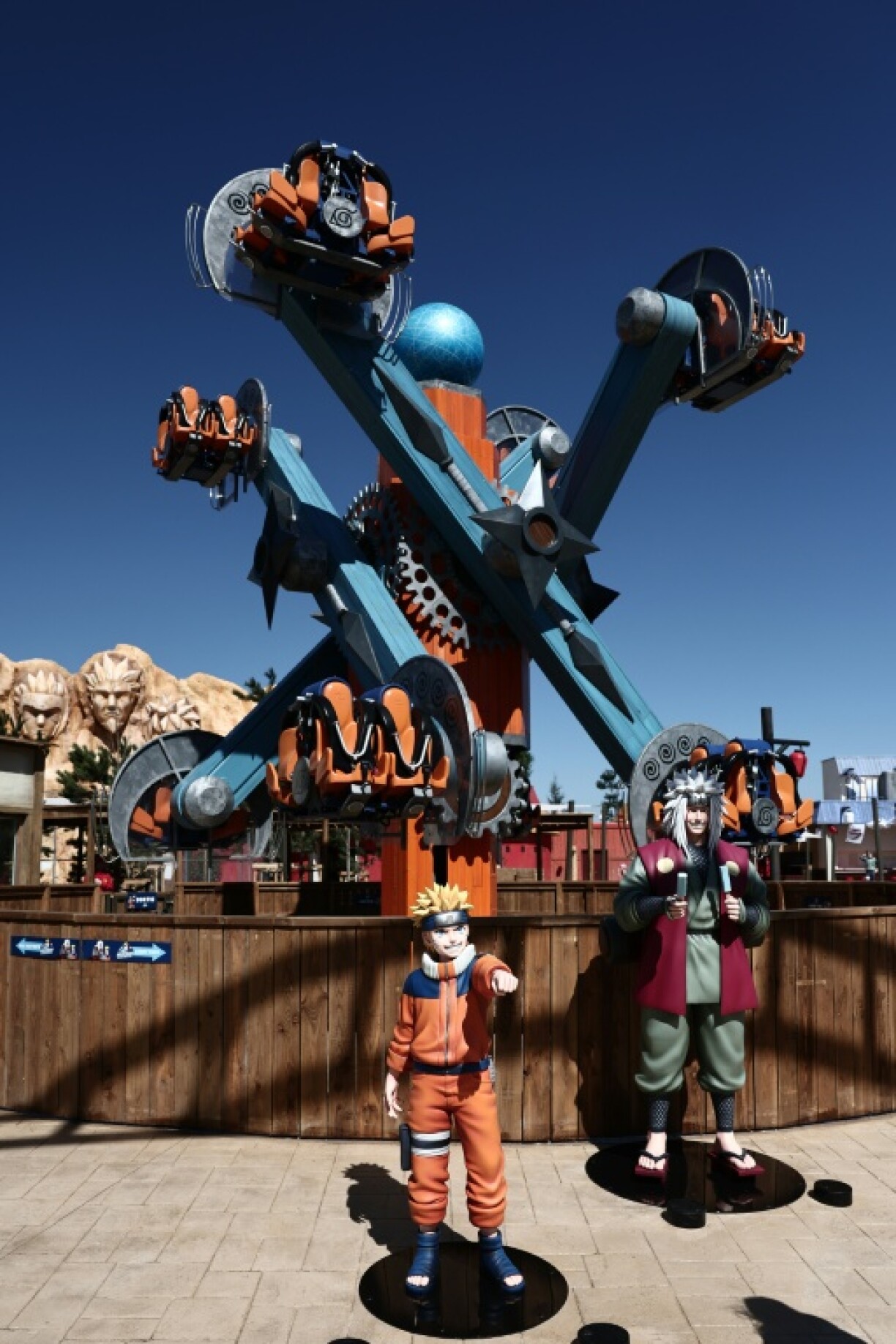 Des visiteurs profitent de l'attraction Rasenga Chakra Rotation lors d'une visite de la zone Konoha Land, inspirée du manga japonais Naruto, à l'occasion de son inauguration au parc d'attractions Spirou Provence à Monteux, près d'Avignon, le 2 avril 2026 dans le Vaucluse