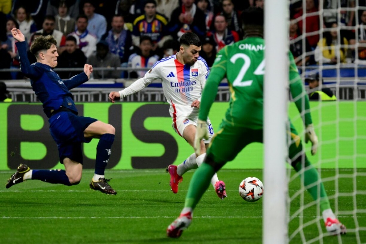 Lyon and Manchester United drew 2-2 in France in the first leg of their Europa League quarter-final