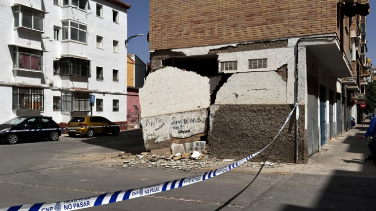 Nur drei Tage nach einem Erdbeben der Stärke 5,0 hat in der bei Touristen beliebten südspanischen Stadt Granada schon wieder die Erde gebebt. Drei Menschen wurden leicht verletzt, Trümmer fielen herab, in Gebäuden taten sich tiefe Risse auf.