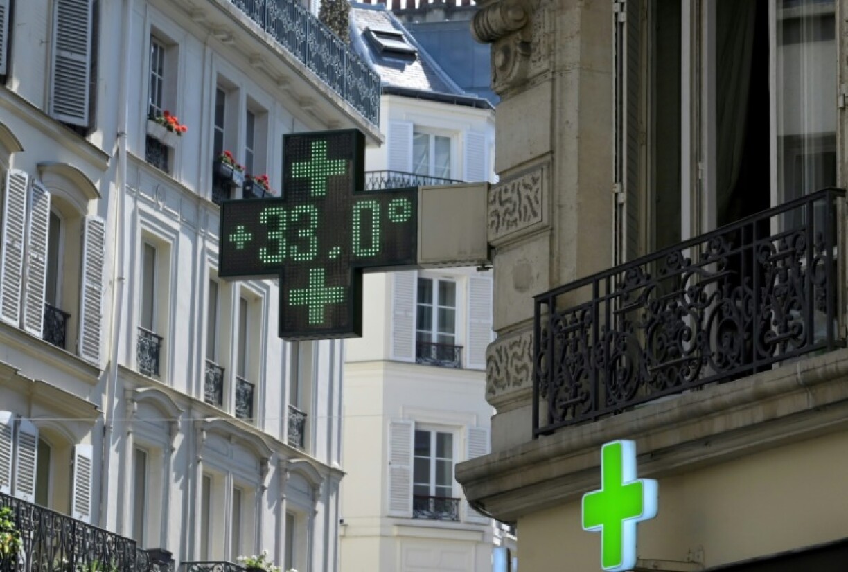Un thermomètre de pharmacie indique une température de 33°C, le 16 juin 2022 à Paris