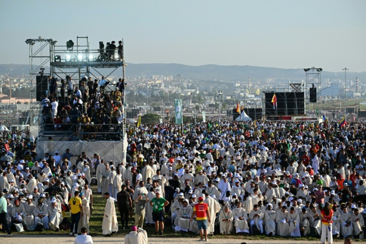 Les pèlerins se rassemblent avant la messe de clôture des Journées mondiales de la jeunesse (JMJ), à Lisbonne le 6 août 2023