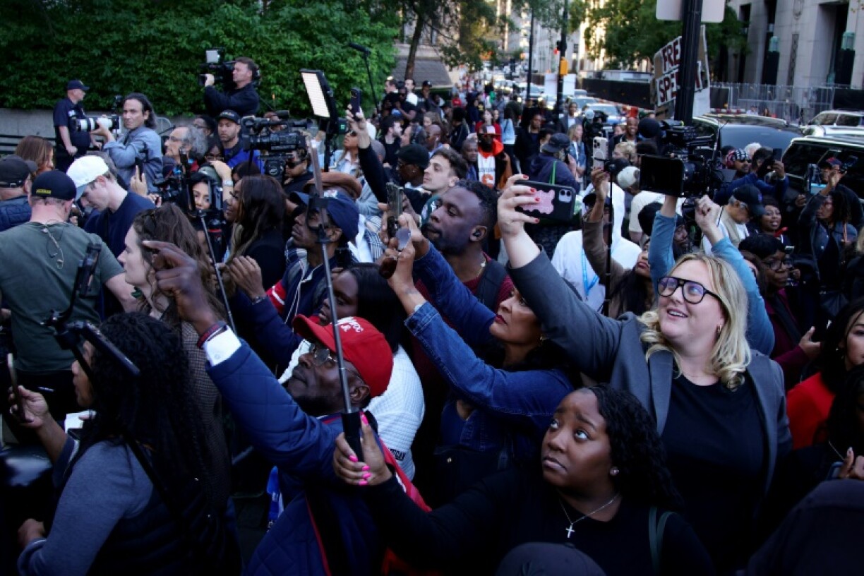 People wait outside Manhattan Federal Court to catch a glimpse of Sean