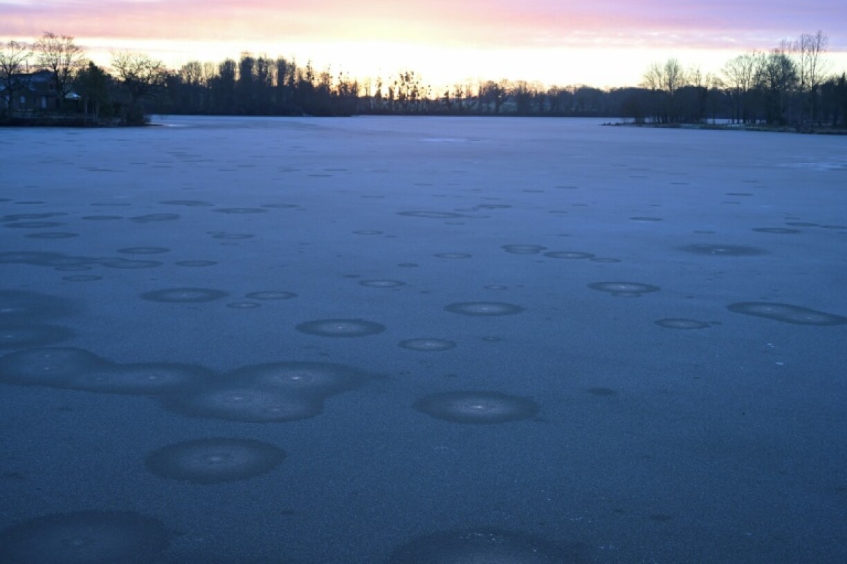 Un étang gelé Hédé-Bazouges, en Ille-et-Vilaine, le 5 janvier 2026