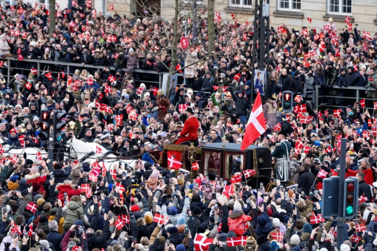 La foule entoure la calèche de la reine Margrethe II du Damenark qui se dirige vers le château de Christiansborg pour la proclamation de son abdication, le 14 janvier 2024 à Copenhague