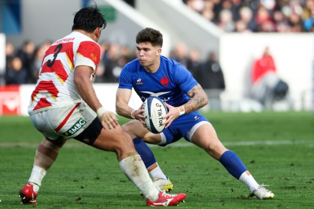 Le demi d'ouverture français Matthieu Jalibert (d.) défie le pilier japonais Jiwon Gu pendant le match de rugby à XV entre la France et le Japon, à Toulouse, le 20 novembre 2022
